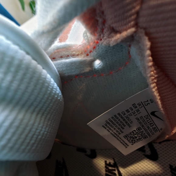 Brand new never worn Arctic orange/ peach dunks. Women's 7. - Picture 5 of 5